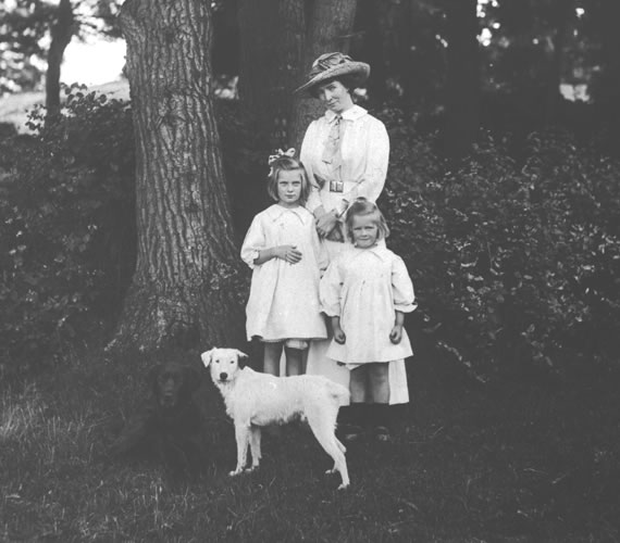 Joy Phillips with mom, sister and dog